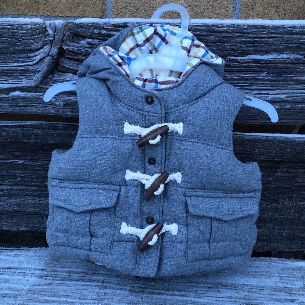 🩶Baby Gap 0-6 months Winter puffy vest Hooded toggle button up Grey boys so soft - Picture 4 of 9